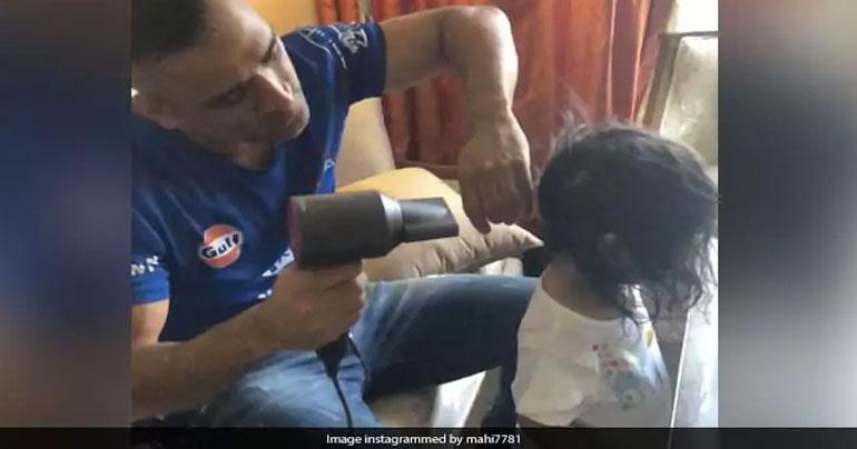MS Dhoni drying his daughter Ziva's hair:this adorable video will give you father goals